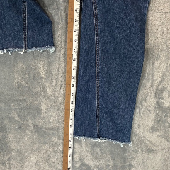 J.‎ McLaughlin Twisted Hem Denim Cropped Jeans Women's 8 Raw Hem - Picture 7 of 8